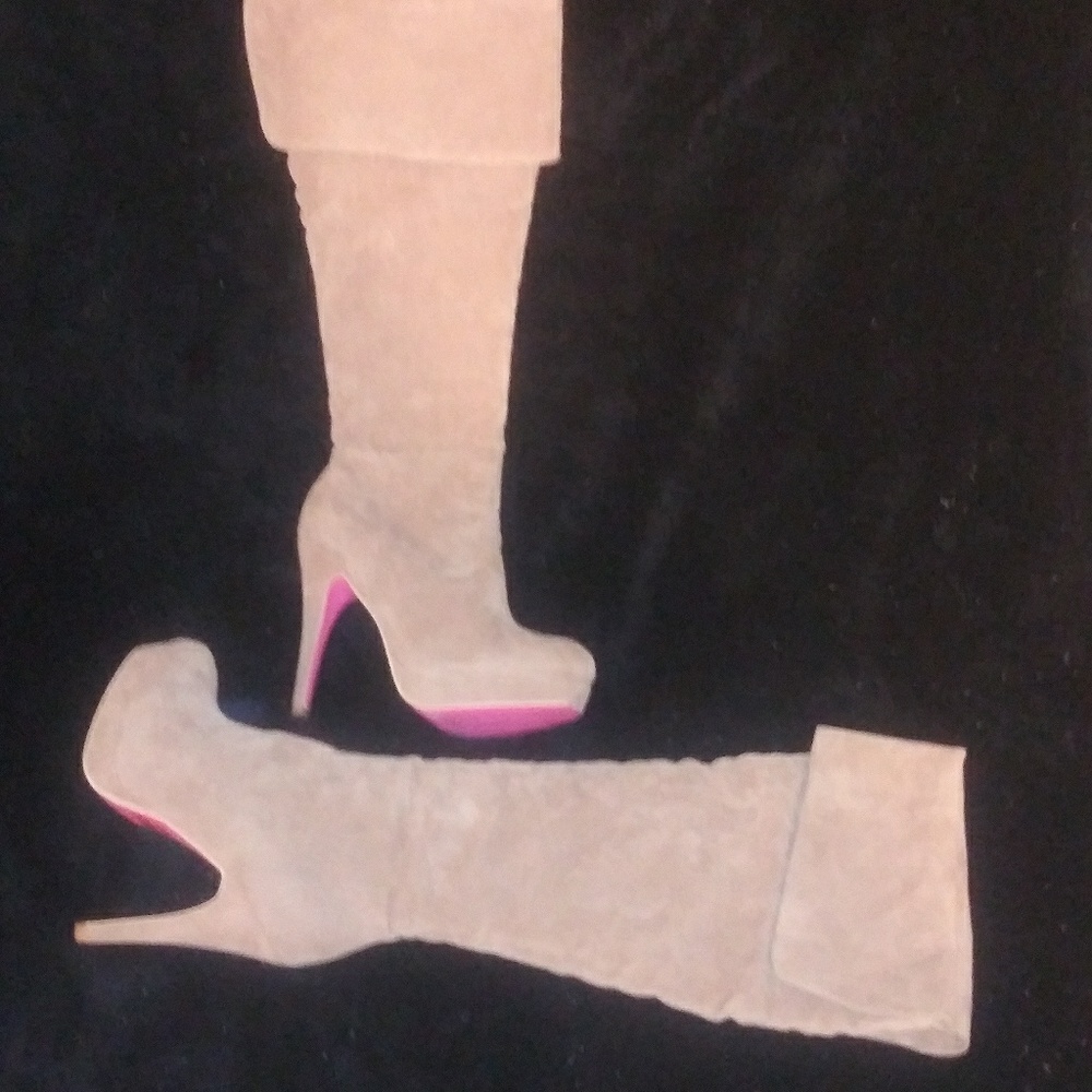 Woman's Ami TAN Suede Boot